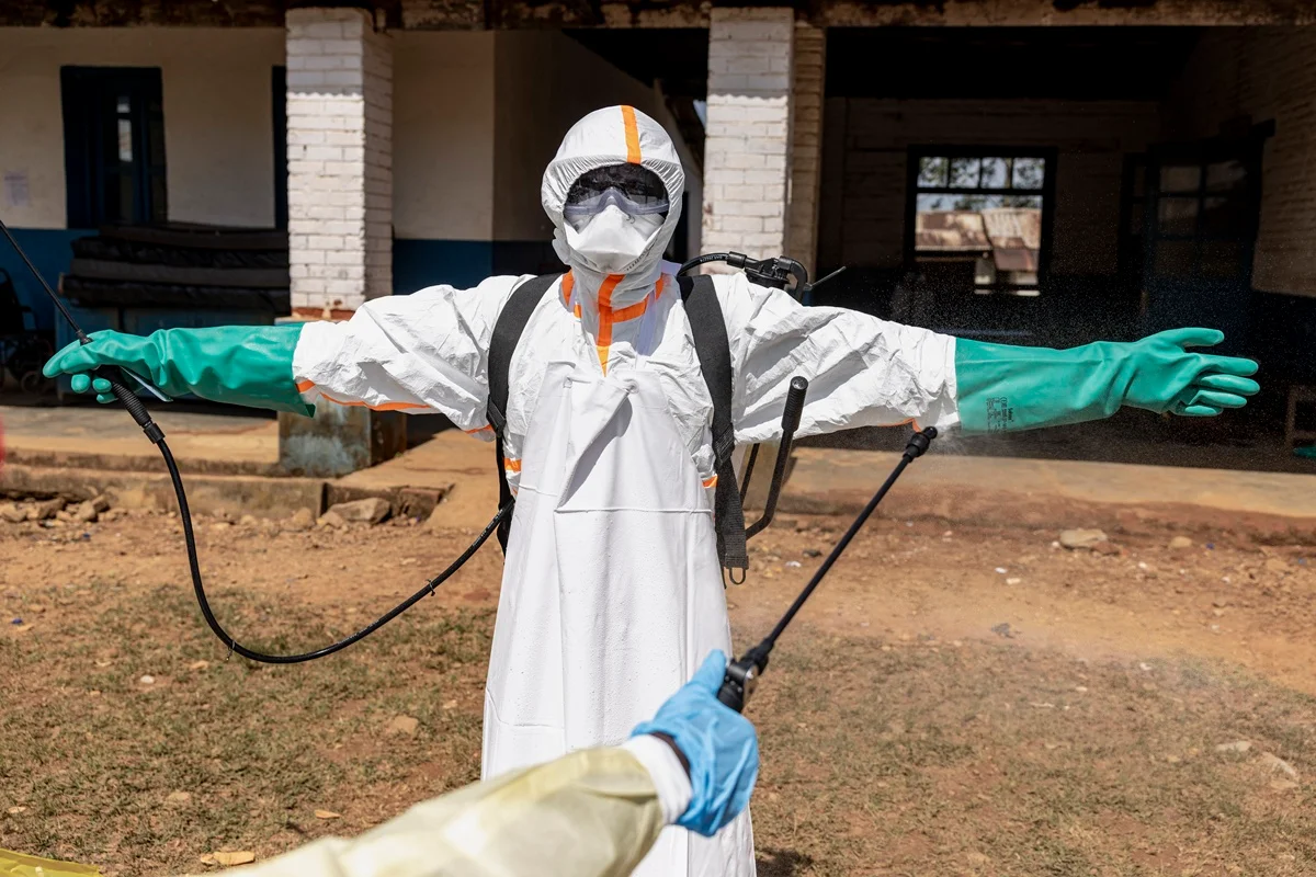 Ataque de multidão força fuga de pacientes com Ebola e equipe médica no Congo