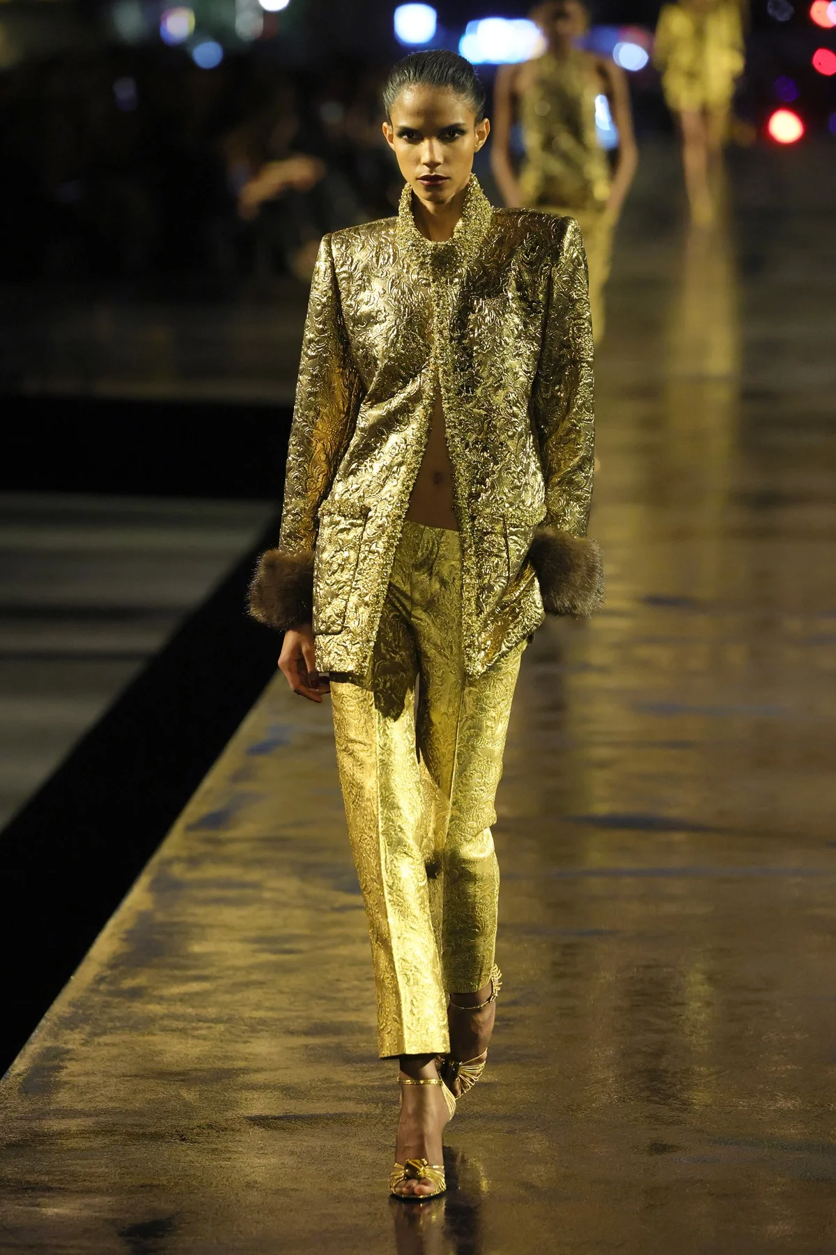 O ouro é uma paixão antiga do fundador. Yves Saint Laurent já disse que amava o dourado e o considerava uma cor mágica O ouro é uma paixão antiga do fundador. Yves Saint Laurent já disse que amava o dourado e o considerava uma cor mágica