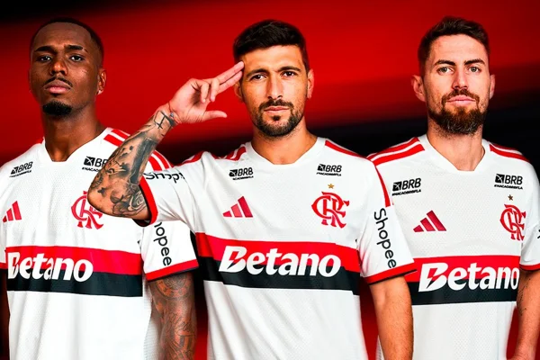 Foto colorida de jogadores do Flamengo - Metrópoles