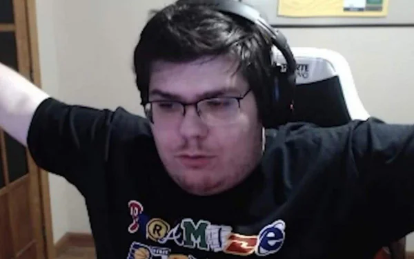 Print colorida da live de Casimiro Miguel, usando fone de ouvido e blusa preta - Metrópoles