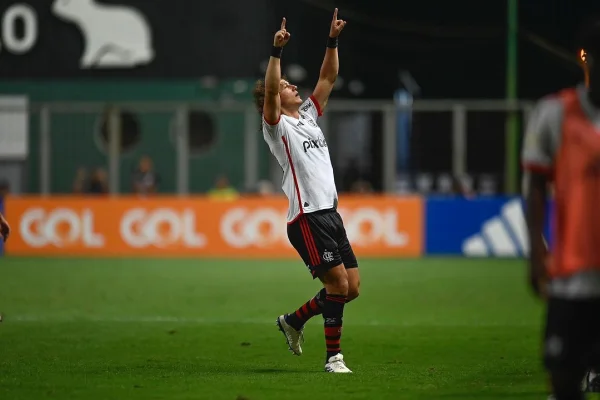 Foto colorida de David Luiz comemorando gol - Metrópoles