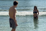 Sabrina Sato e Nicolas Prattes são clicados na praia Sabrina Sato e Nicolas Prattes são clicados na praia