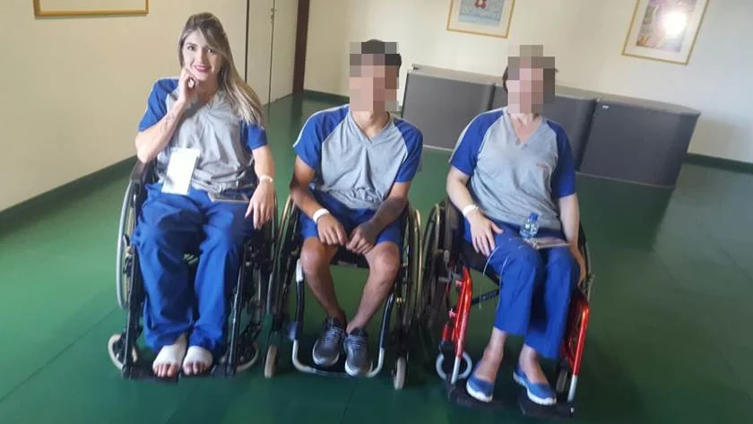 Por conta do ocorrido, ela precisou fazer uma cirurgia e colocou nove pinos na coluna. Por conta do ocorrido, ela precisou fazer uma cirurgia e colocou nove pinos na coluna.