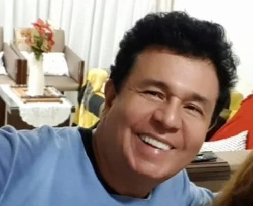 Homem de camiseta azul sorrindo