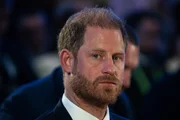 O caçula do rei Charles tem atuado nos bastidores para levar a esposa e os filhos à terra natal 
