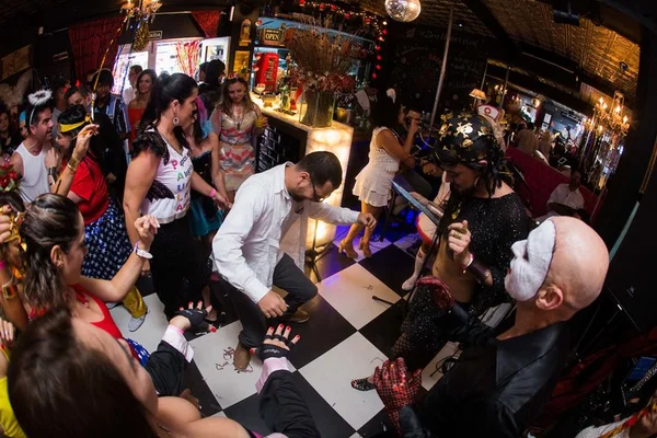 Stylist Marcus Barozzi celebra aniversário com bloquinho carnavalesco