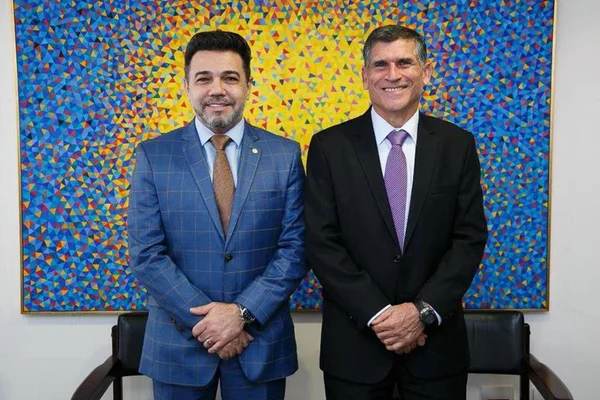 Feliciano diz ter fumado “cachimbo da paz” com Santos Cruz