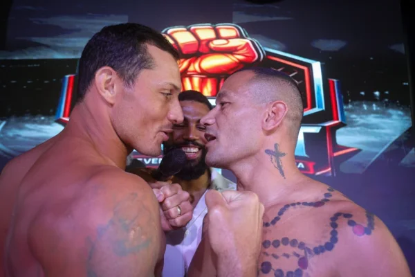 Imagen colorida da pesagem e encarada da 4ª edição do BSB Fight- Metrópoles
