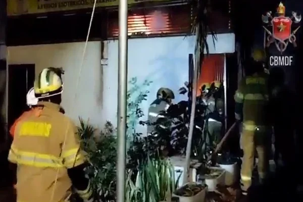 Imagem colorida mostra incêndio em loja do DF