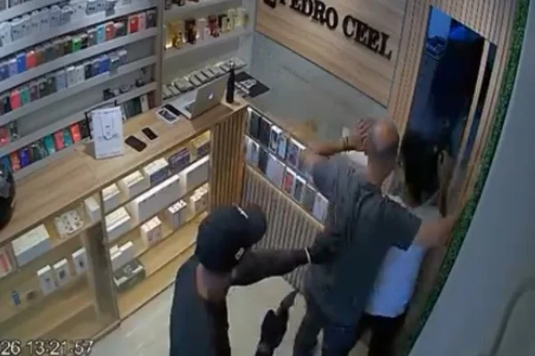Dupla armada invade loja, apavora cliente e rouba estoque de celulares