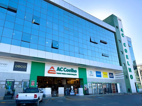 Foto colorida da fachada da AC Coelho - Metrópoles