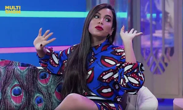 Anitta vira piada ao participar do “Encontro” com uma cara estranha