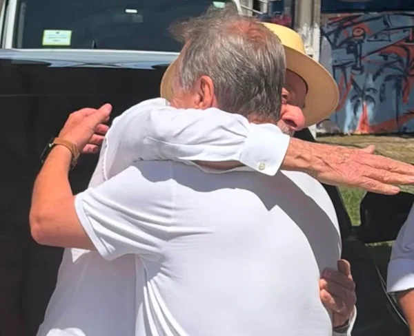 Geddel chega ao lado de Lula em convenção do PT na Bahia