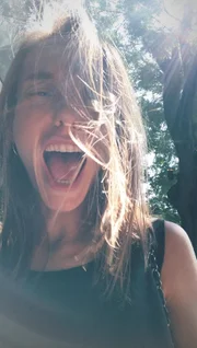 Ela fez esta foto antes de entrar no salão Ela fez esta foto antes de entrar no salão