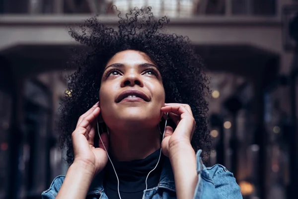 Mulher ouvindo música