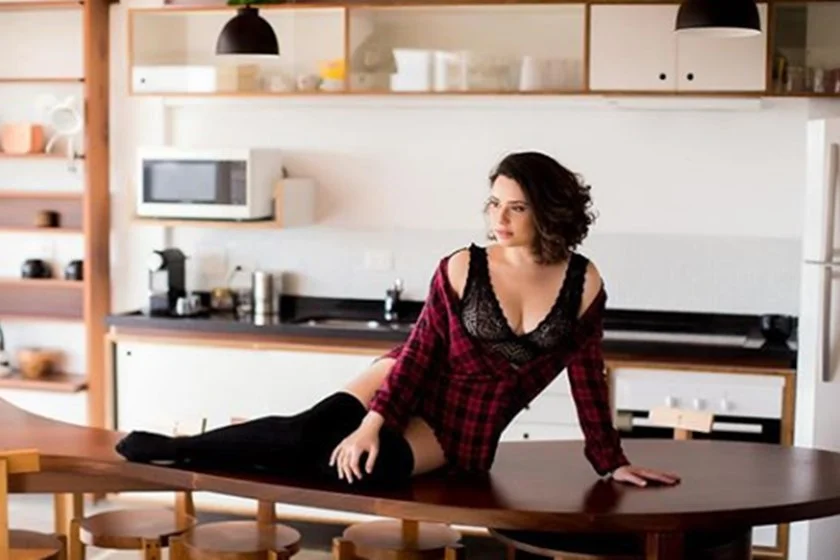 Atriz apareceu de lingerie e com uma blusa xadrez Atriz apareceu de lingerie e com uma blusa xadrez