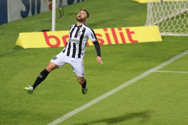 Com gol de Sasha, Atlético-MG derrota Coritiba e é o 3º da tabela