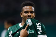 Estêvão tem apenas 17 anos Estêvão tem apenas 17 anos