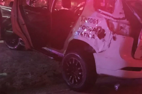 Foto colorida de viatura envolvida em acidente em Taubaté, interior de São Paulo. Um policial militar morreu e outros dois ficaram feridos, entre eles, o irmão do soldado Luca Angerami.