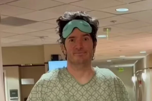 Foto de homem com roupa de hospital- Metrópoles