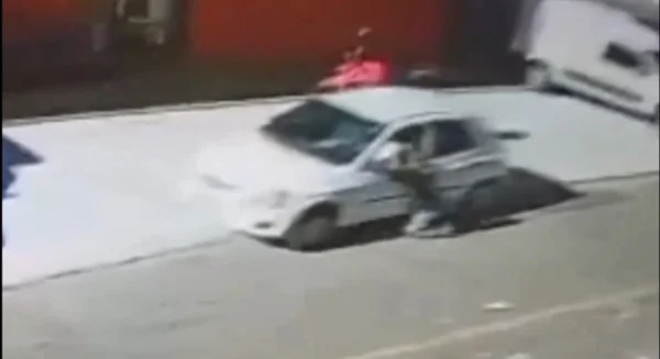 imagem colorida. Idosa é arrastada por carro