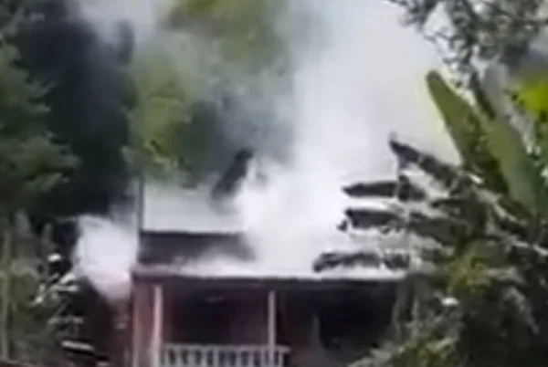 Dois filhos de bombeiro morrem em incêndio dentro de casa