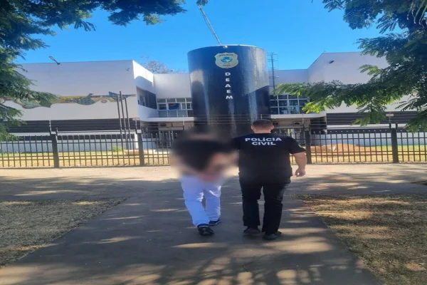Imagem colorida de suspeito de estupro sendo preso - Metrópoles