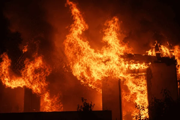 O incêndio ocorreu no bairro Jardim Oriental, onde a vítima morava. Durante a perícia local, o corpo do homem foi achado amarrado