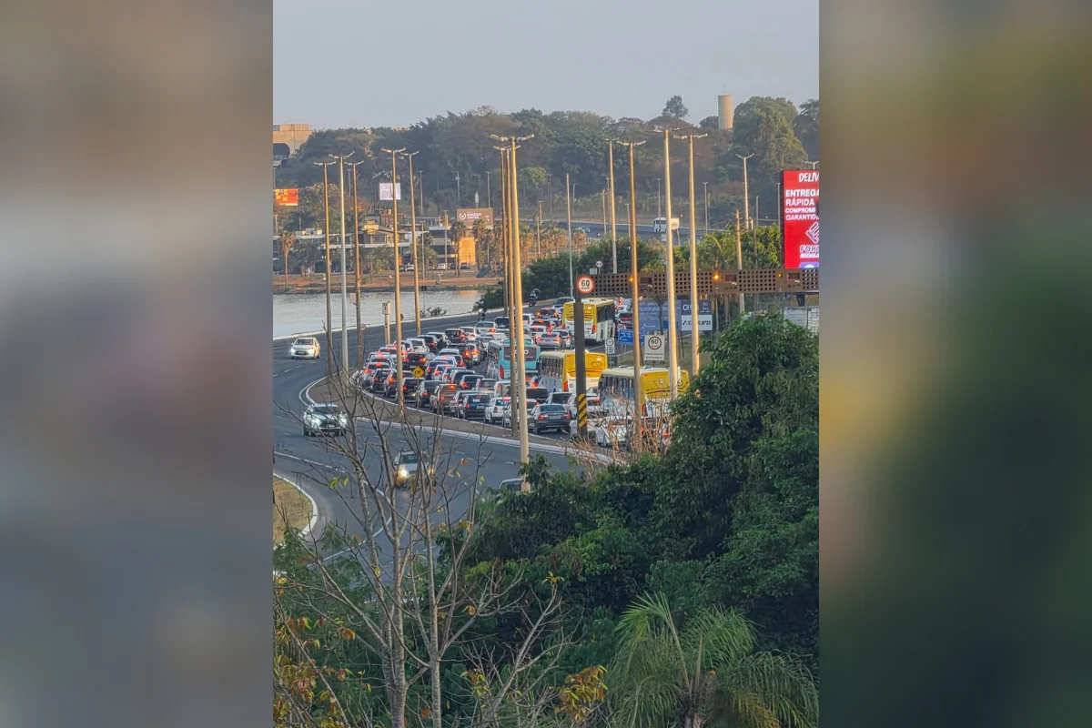 A interdição causa trânsito para quem deseja seguir no sentido Plano Piloto A interdição causa trânsito para quem deseja seguir no sentido Plano Piloto