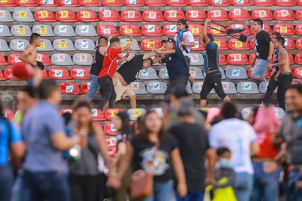 Briga entre torcedores do Atlas e Querétaro, no México
