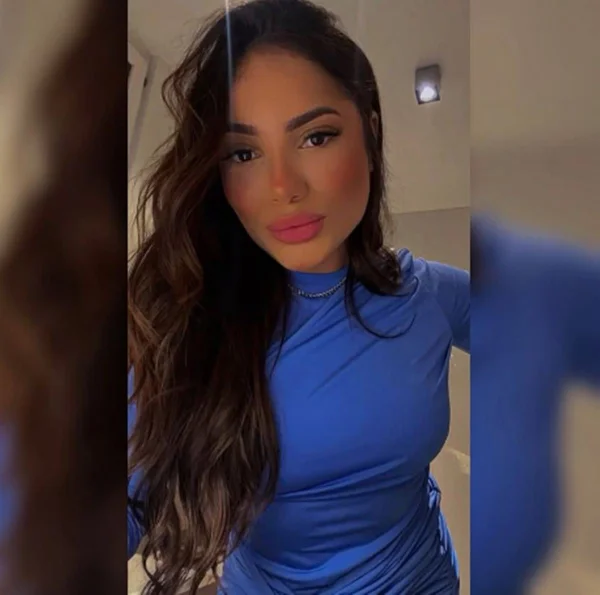 mulher de blusa azul