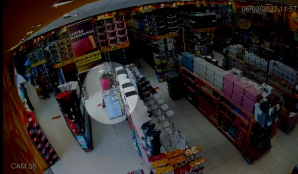 Vídeo. Homem fotografa partes íntimas de mulher em loja paulista