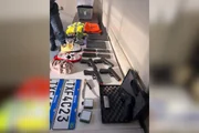 Objetos apreendidos pela polícia no veículo em que os suspeitos foram abordados