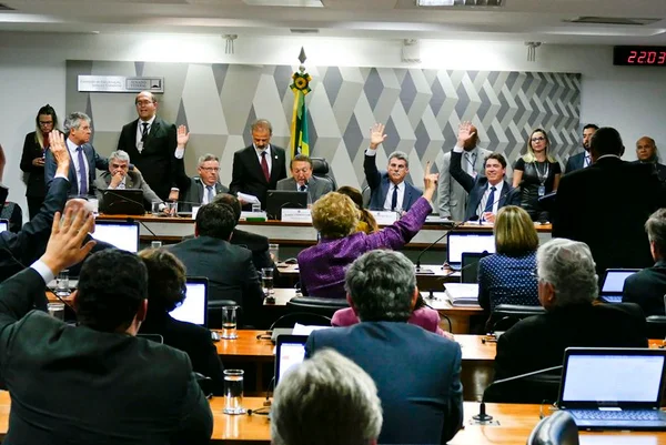 CCJ do Senado aprova reforma trabalhista e texto vai ao plenário