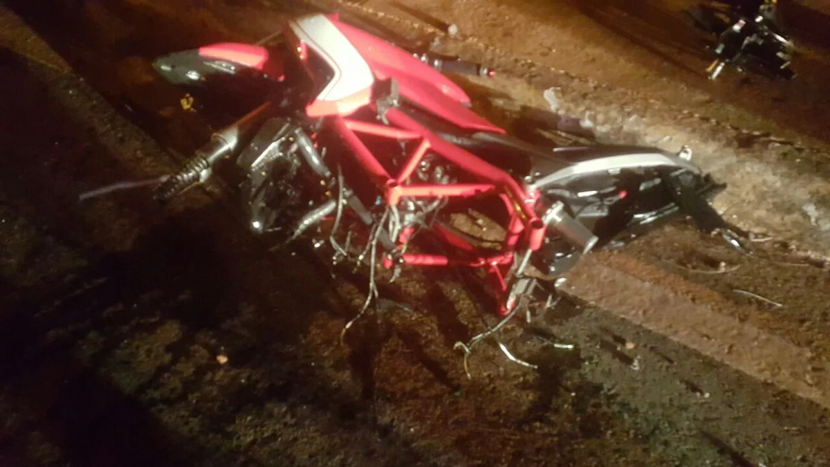 Motociclista bate em viaduto na L4 Norte e morre na hora - imagem 1 Motociclista bate em viaduto na L4 Norte e morre na hora - imagem 1