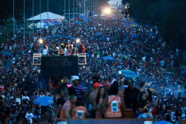 Baratona e Raparigueiros empolgam multidão no Eixo Monumental