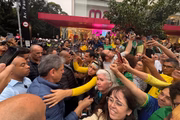 Governador Tarcísio de Freitas tira selfie com público que estava em manifestação na Avenida Paulista