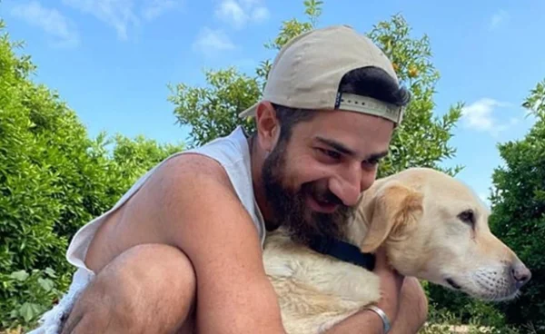 Imagem colorida de Idan Shtivi com cachorro - Metrópoles