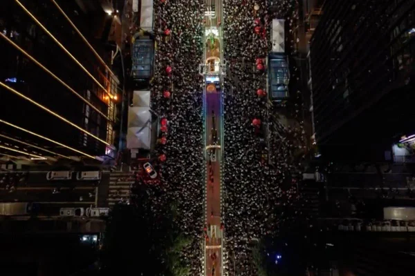 Imagem aérea mostra Avenida Paulista lotada durante evento de Réveillon - Metrópoles