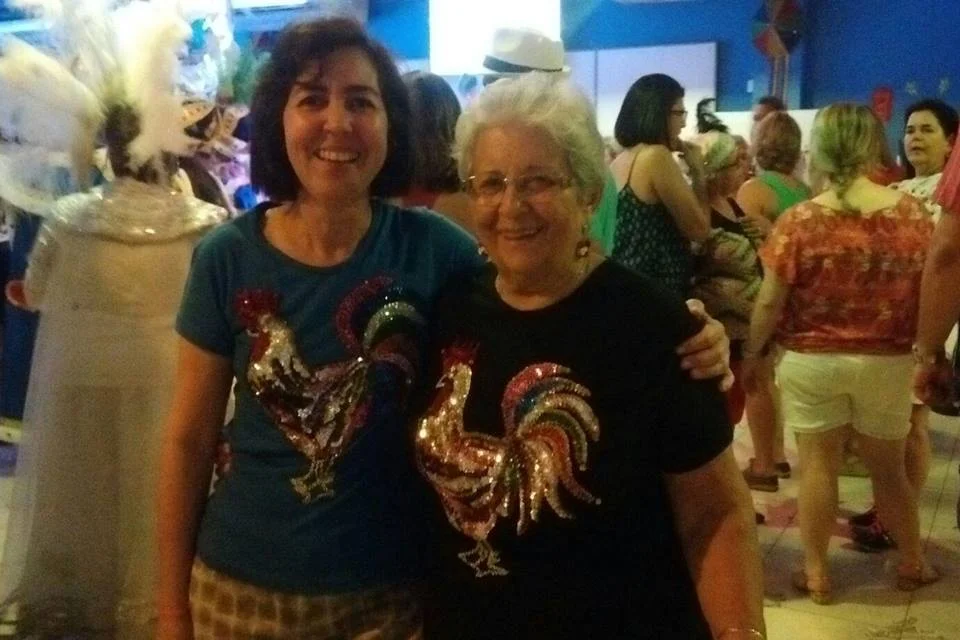 Selma brincando a folia do Galo da Madrugada com sua mãe Celia Selma brincando a folia do Galo da Madrugada com sua mãe Celia