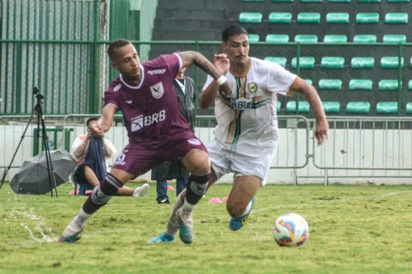 Disputa de bola no jogo entre Santa Maria e Samambaia