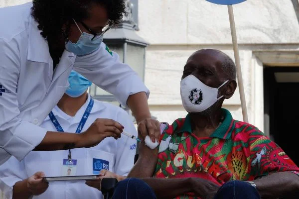 Sambista Nelson Sargento é internado após testar positivo para Covid