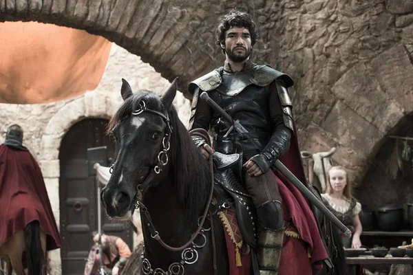 Deus Salve o Rei: Globo confirma saída de Caio Blat
