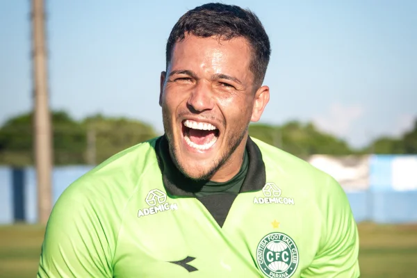 Imagem colorida do jogador Pedro Rangel, do Coritiba