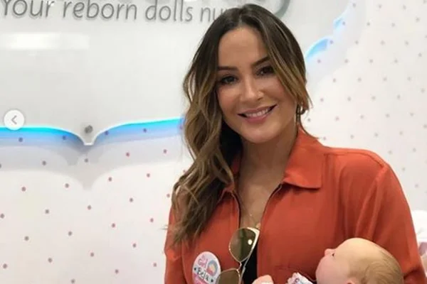Claudia Leitte chora ao comprar enxoval da filha nos EUA: “É normal?”