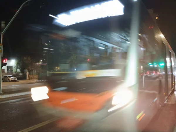 Imagem mostra ônibus - Metrópoles