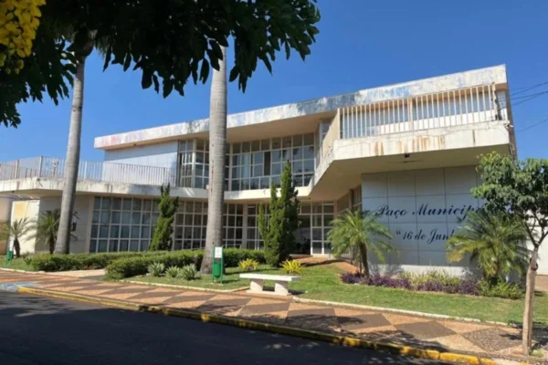 Imagem colorida mostra a sede da Prefeitura de Bariri - Metrópoles