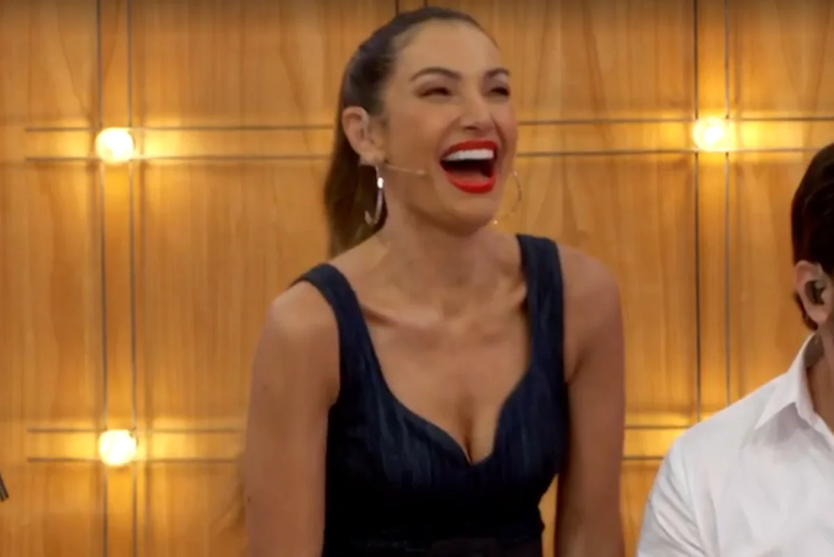 Patrícia Poeta sorrindo durante o programa Encontro