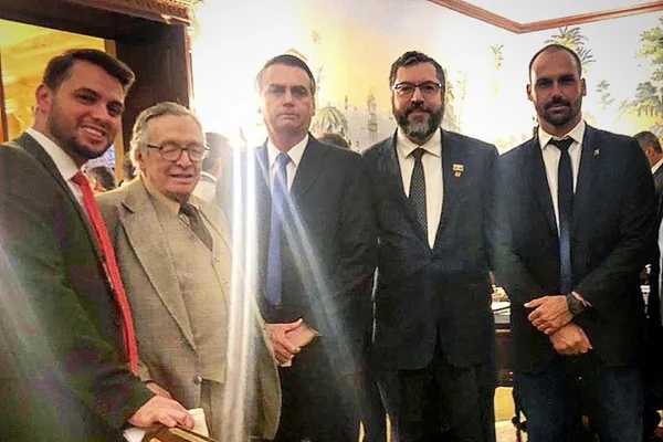 Em viagem aos Estados Unidos, o presidente Jair Bolsonaro postou no Twitter uma foto ao lado do filósofo autodidata Olavo de Carvalho em um jantar oferecido no dia 17 de março de 2019 pelo embaixador do Brasil em Washington, Sérgio Amaral