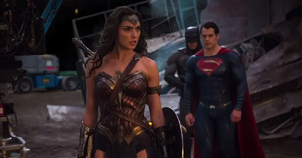 mulher-maravilha, super-homem e batman em cena de filme - metrópoles